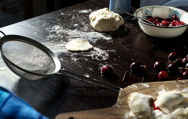 kucharz przygotowujący ciasto