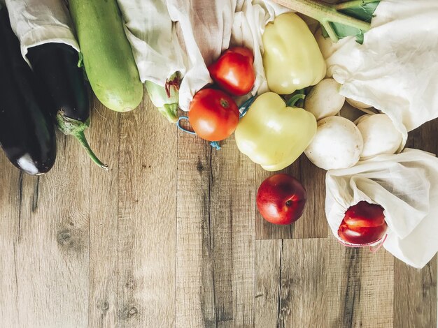 stoł pełen świeżych produktów